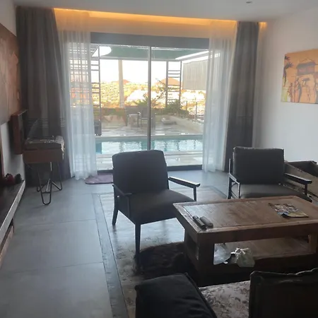 Akyarlarda Havuzlu Deniz Ve Doga Manzarali Full Esyali Lueks