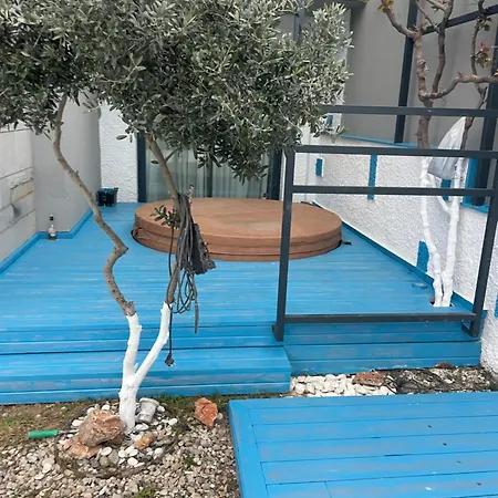 Akyarlarda Havuzlu Deniz Ve Doga Manzarali Full Esyali Lueks