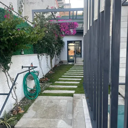 Akyarlarda Havuzlu Deniz Ve Doga Manzarali Full Esyali Lueks